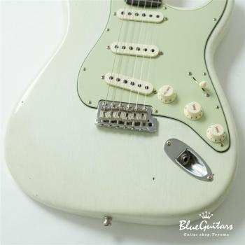 Sweetwater Dealer Select Stratocaster Journeyman Relic - Olympic White over 3-Color Sunburst