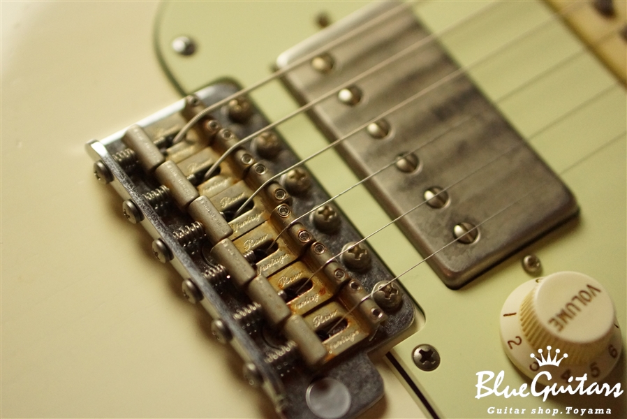 Xotic XSC-2 - Vintage White / Super Heavy Aged #305 | Blue Xotic XSC-2 - Vintage White / Super Heavy Aged #305 | Blue