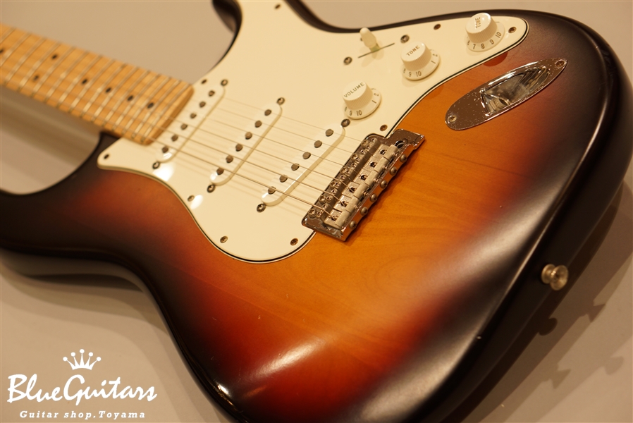 Fender USA Highway One Stratocaster - 3-Color Sunburst | Blue Guitars  Online Store