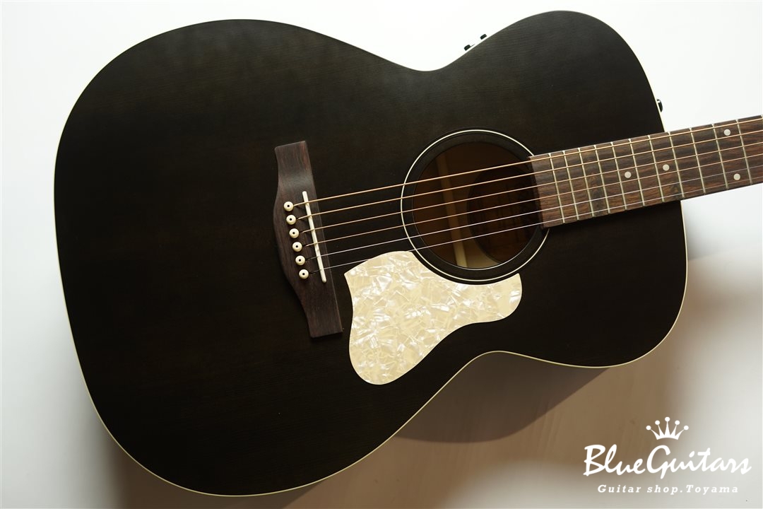 Art&Lutherie Legacy - Faded Black w/ Godin Q1T | Blue Guitars