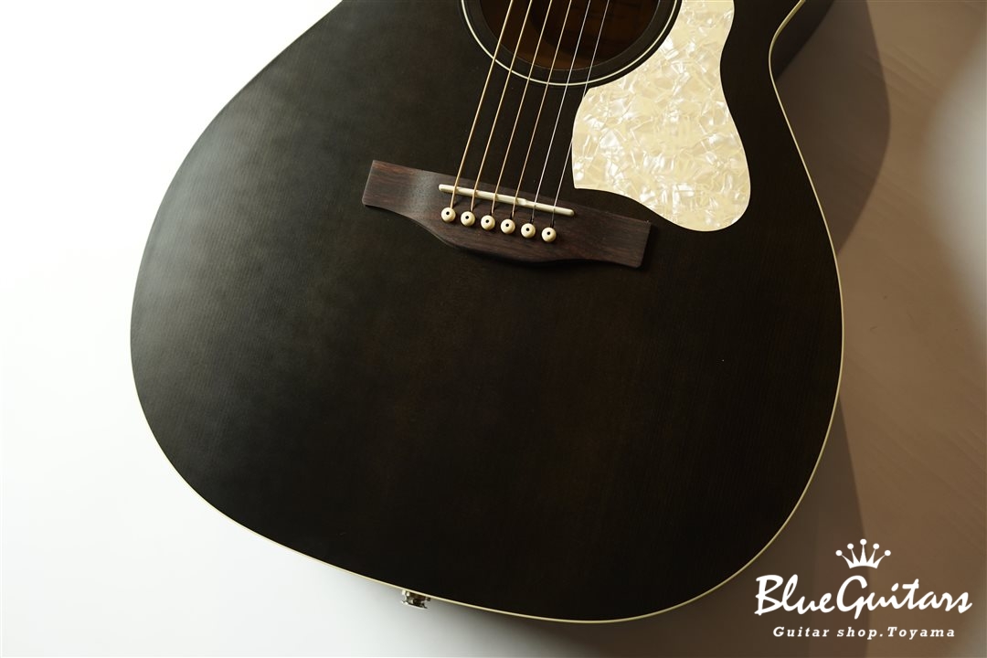 Art&Lutherie Legacy - Faded Black w/ Godin Q1T | Blue Guitars