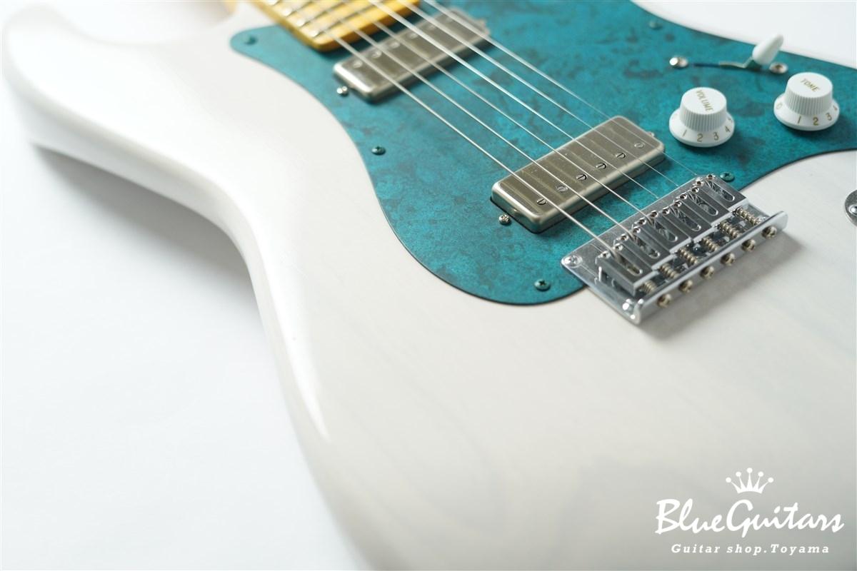 Model S. #216 Light Aged - White Blonde with Blue