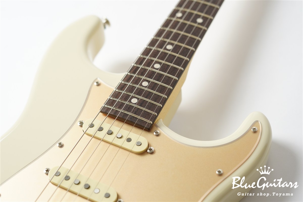 MC1-STD/R - Olympic White / Gold Acryl Pick Guard