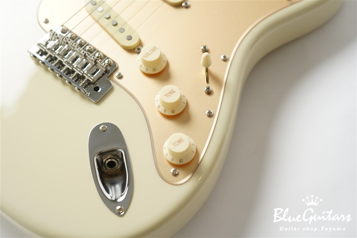 MC1-STD/R - Olympic White / Gold Acryl Pick Guard