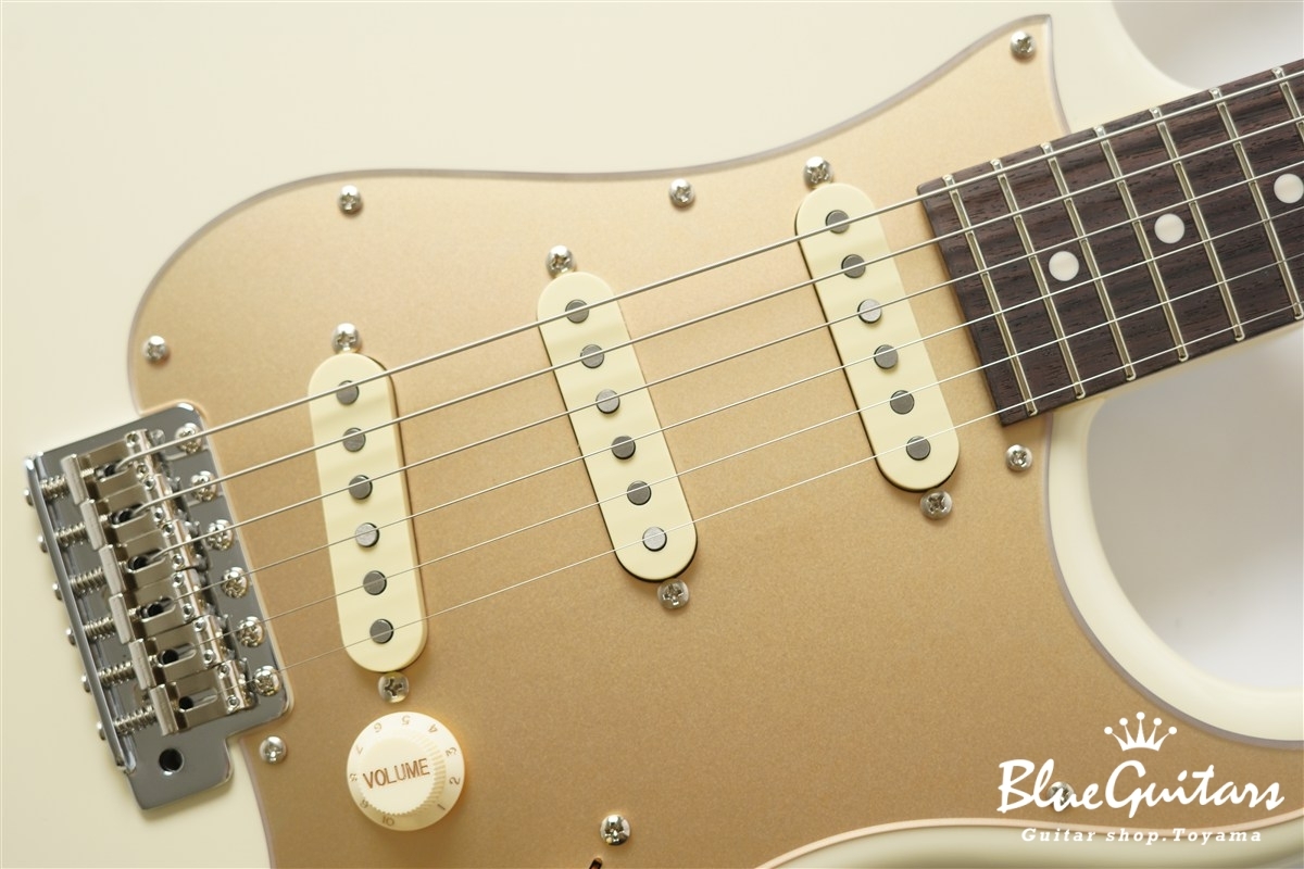 MC1-STD/R - Olympic White / Gold Acryl Pick Guard