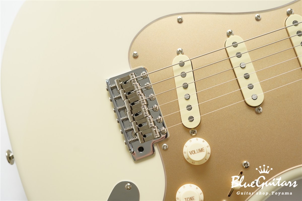 MC1-STD/R - Olympic White / Gold Acryl Pick Guard