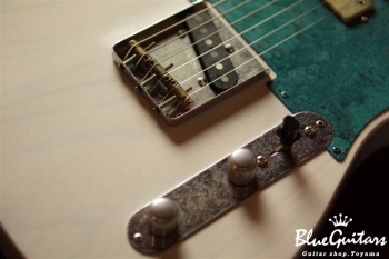 Model T. #014 Light Aged - White Blonde with Orii Blue