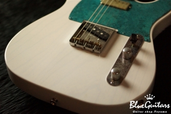 Model T. #014 Light Aged - White Blonde with Orii Blue