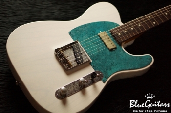 Model T. #014 Light Aged - White Blonde with Orii Blue