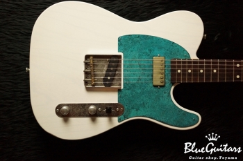 Model T. #014 Light Aged - White Blonde with Orii Blue