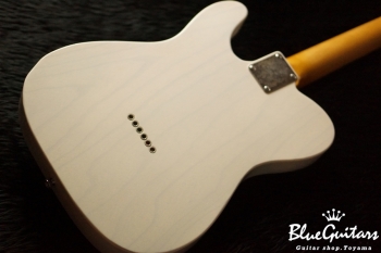 Model T. #014 Light Aged - White Blonde with Orii Blue