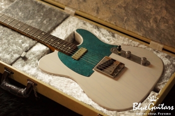 Model T. #014 Light Aged - White Blonde with Orii Blue