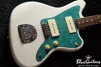 Model JM. #024 Light Aged - White Blonde with Orii Blue