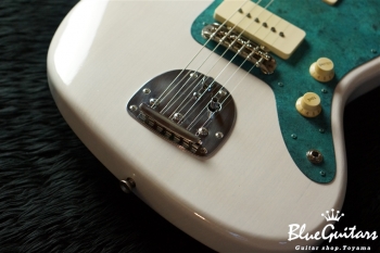 Model JM. #024 Light Aged - White Blonde with Orii Blue