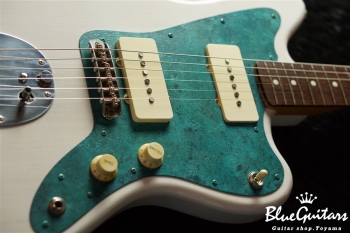 Model JM. #024 Light Aged - White Blonde with Orii Blue