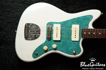 Model JM. #024 Light Aged - White Blonde with Orii Blue