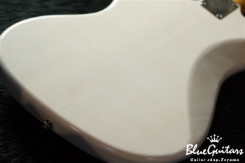 Model JM. #024 Light Aged - White Blonde with Orii Blue