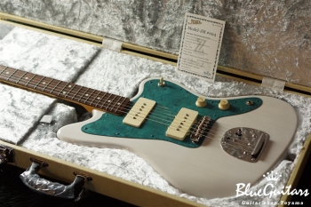 Model JM. #024 Light Aged - White Blonde with Orii Blue