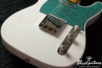 Model T. #023 Light Aged - White Blonde with Orii Blue