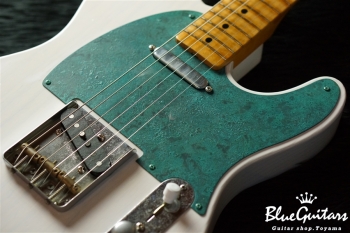 Model T. #023 Light Aged - White Blonde with Orii Blue