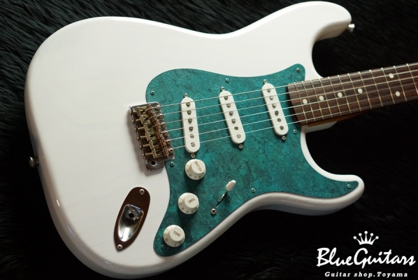 Model S. #019 Light Aged - White Blonde with Orii Blue