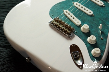 Model S. #019 Light Aged - White Blonde with Orii Blue