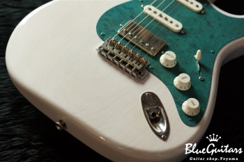 Model S. #017 Light Aged - White Blonde with Orii Blue