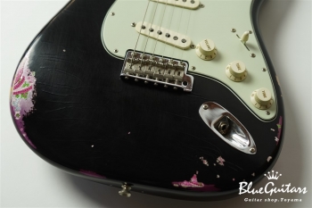 Team Built Limited Edition 1960’s Stratocaster Journeyman Relic Black over Pink Paisley