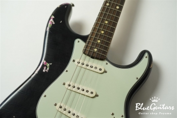 Team Built Limited Edition 1960’s Stratocaster Journeyman Relic Black over Pink Paisley