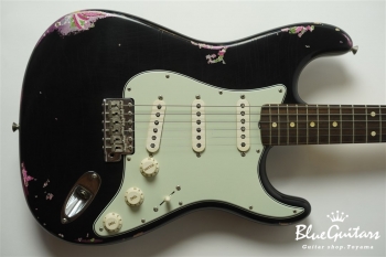 Team Built Limited Edition 1960’s Stratocaster Journeyman Relic Black over Pink Paisley