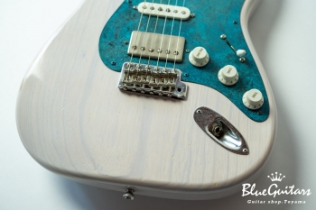 Model S. #059 Light Aged - White Blonde with Orii Blue