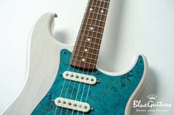 Model S. #059 Light Aged - White Blonde with Orii Blue