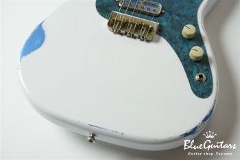 IRIS #085 - Olympic White over Lake Placid Blue 