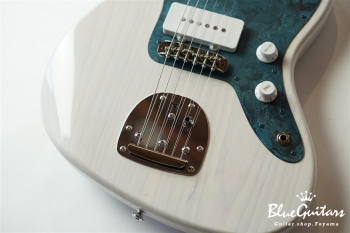 Model JM. #087 Light Aged - White Blonde with Orii Blue