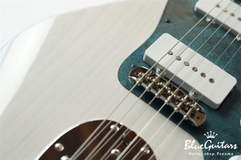 Model JM. #087 Light Aged - White Blonde with Orii Blue