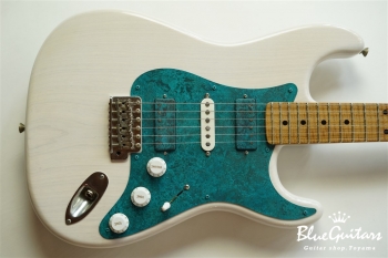 Model S. Patina #106 Light Aged - White Blonde with Orii Blue