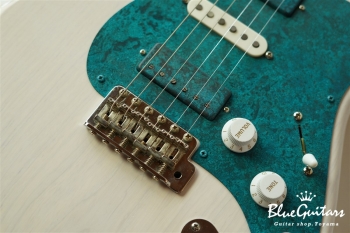 Model S. Patina #106 Light Aged - White Blonde with Orii Blue