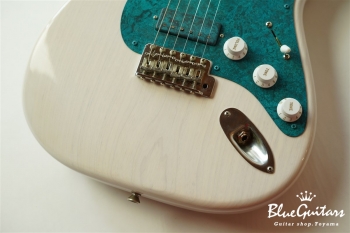 Model S. Patina #106 Light Aged - White Blonde with Orii Blue