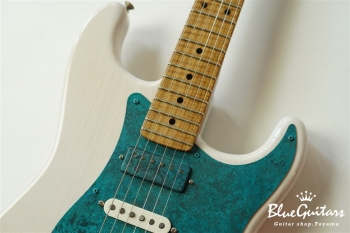 Model S. Patina #106 Light Aged - White Blonde with Orii Blue