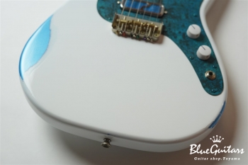 IRIS #101 - Olympic White over Lake Placid Blue