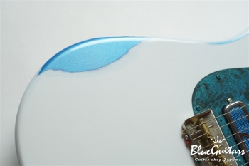 IRIS #101 - Olympic White over Lake Placid Blue