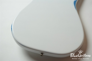 IRIS #101 - Olympic White over Lake Placid Blue