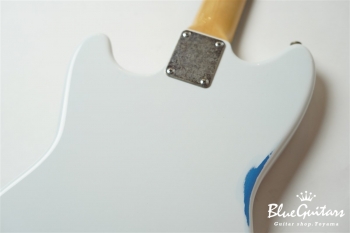 IRIS #101 - Olympic White over Lake Placid Blue