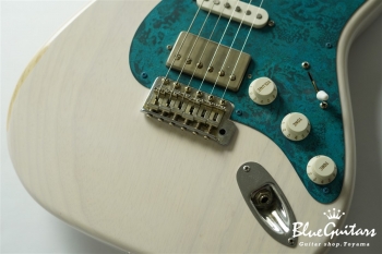 Model S. #112 Light Aged - White Blonde with Orii Blue