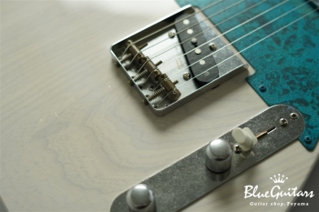 Model T. #113 Light Aged - White Blonde with Orii Blue