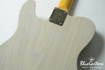 Model T. #113 Light Aged - White Blonde with Orii Blue