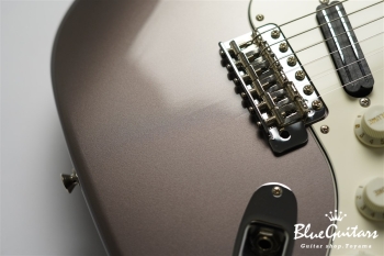 S Model / R-MH - Dolphin Gray Metallic