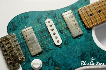 Model S. #138 Light Aged - White Blonde with Orii Blue