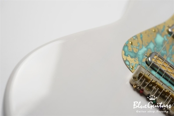 IRIS #140 - White Blonde with Art Texture