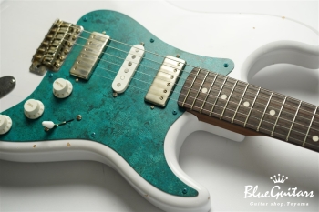 Model S. #142 Light Aged - White Blonde with Orii Blue